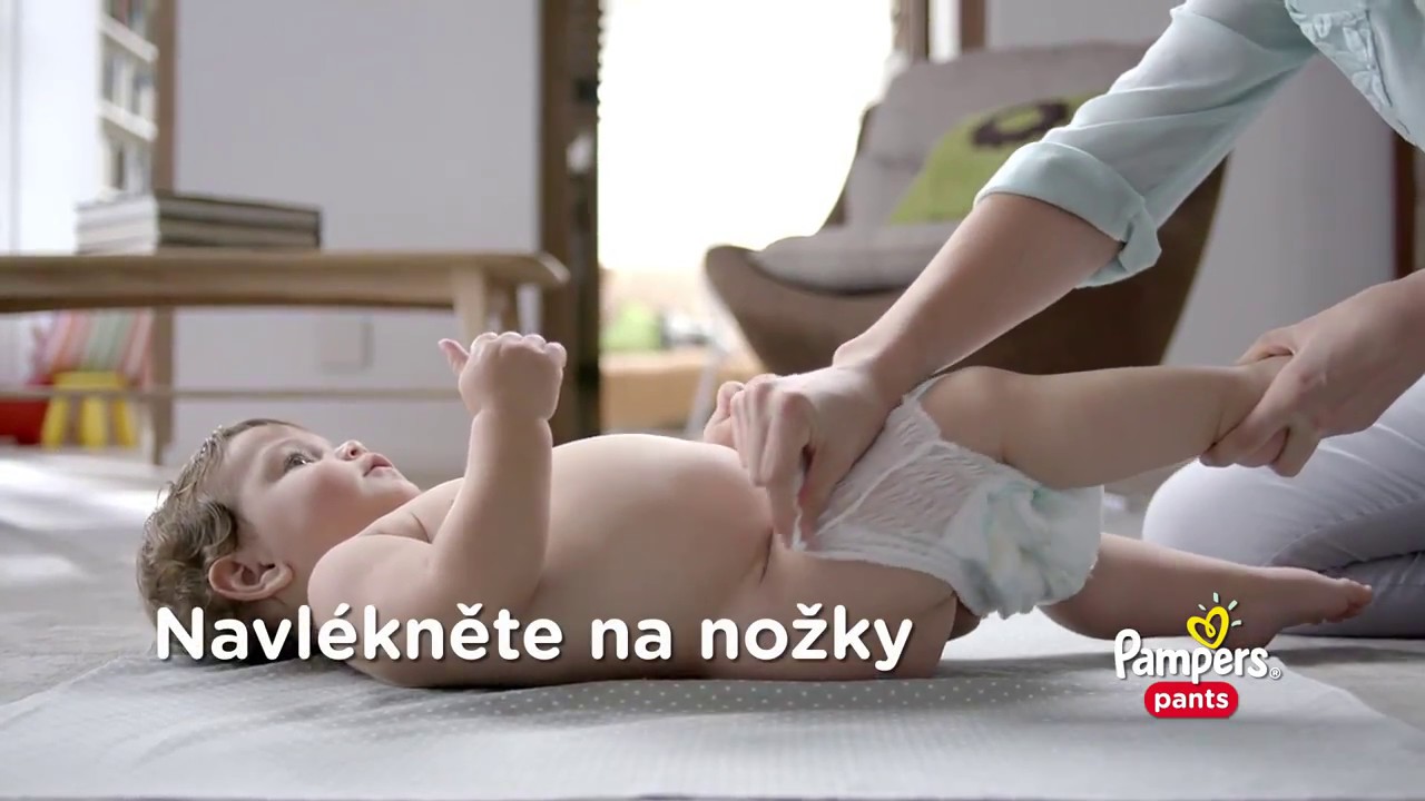 dwulatek lapie sie za pampers