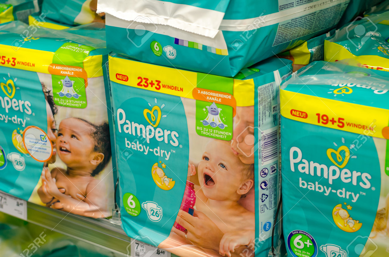 pampers ocierajacy sie o prog